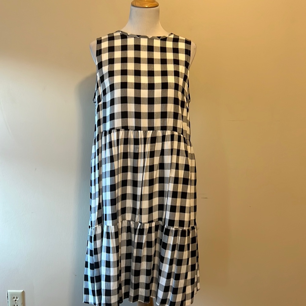 Adorable sleeveless dress with pockets